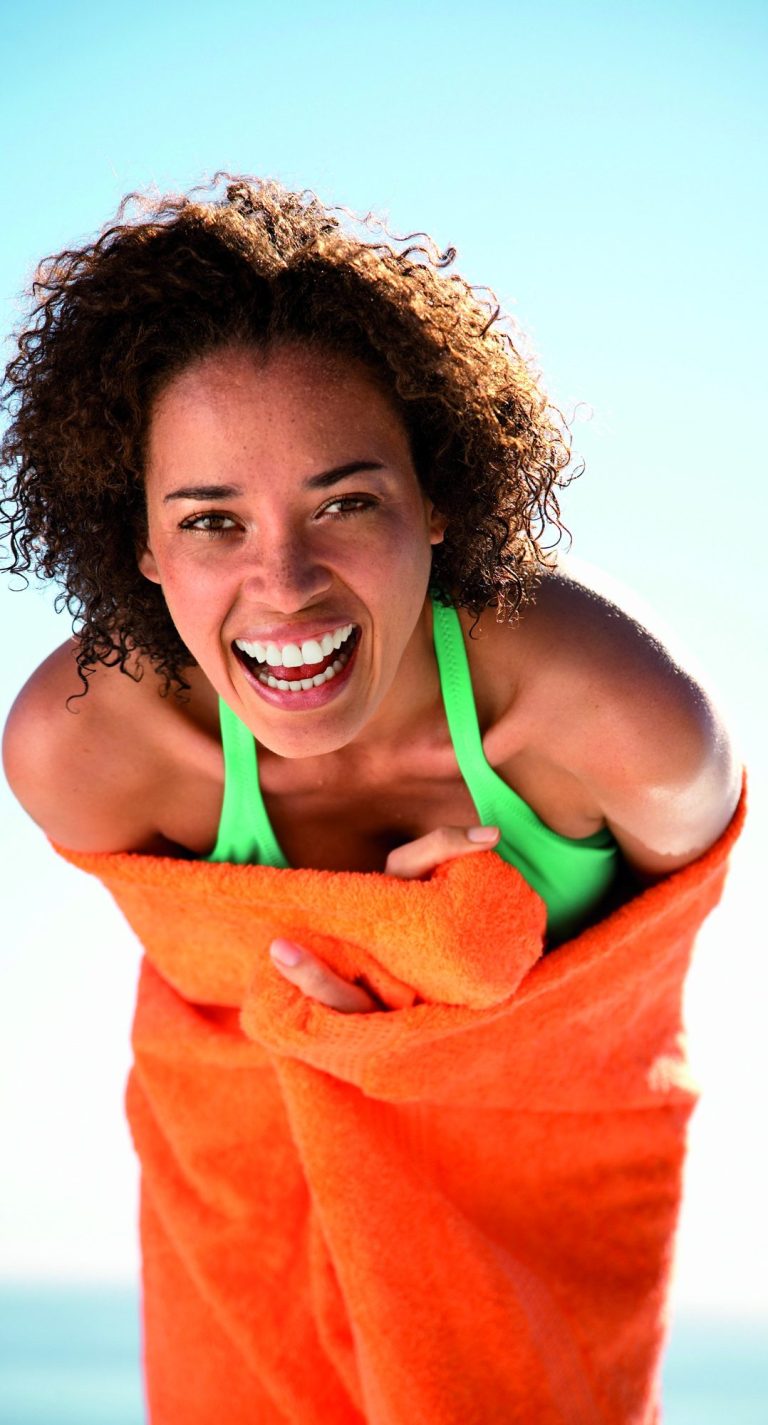 Badefreude Lachende Frau am Pool